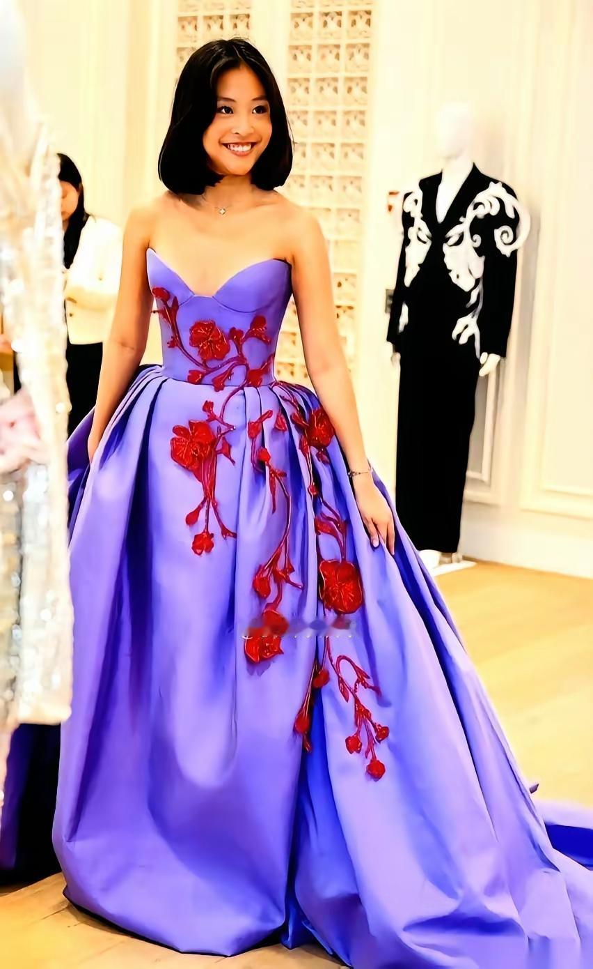 陈可辛吴君如的女儿参加了巴黎名媛舞会，对的，就是姚安娜曾经参加那个。这个舞会