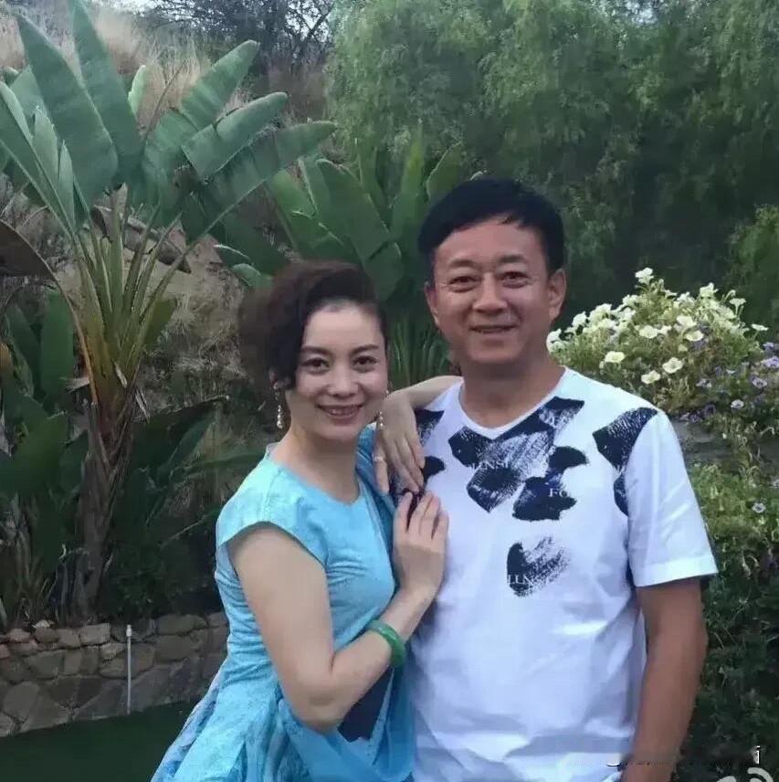 原来他们是一对夫妻！朱军都是大家非常喜欢的一个主持人，口才好，文化底蕴深厚，妻子
