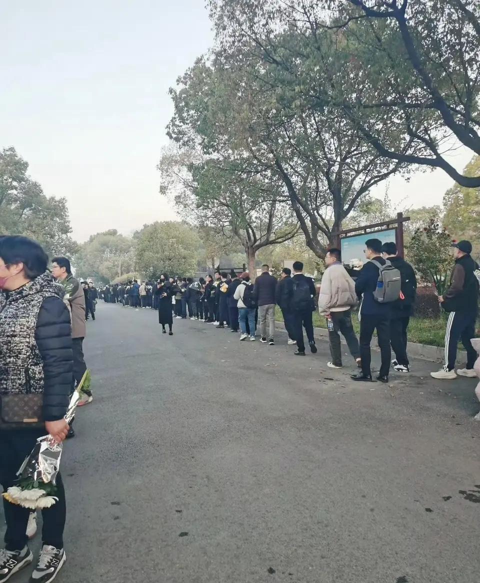 送别张雪峰老师队伍里，还有拉着行李箱的，很显然，他们是从外地赶来，还没来得及放下