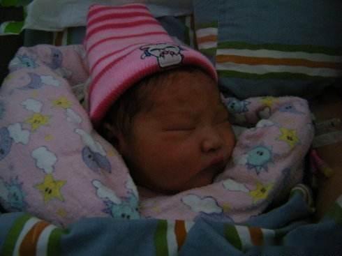 怀胎十月经历4小时分娩, 顺产生下6.9斤小王子, 婆婆笑的合不拢嘴