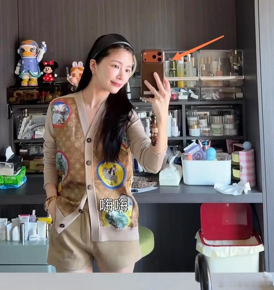 杜淳和老婆在三里屯逛街，王灿穿LV，提爱马仕，用iPhone17好阔气！​​​