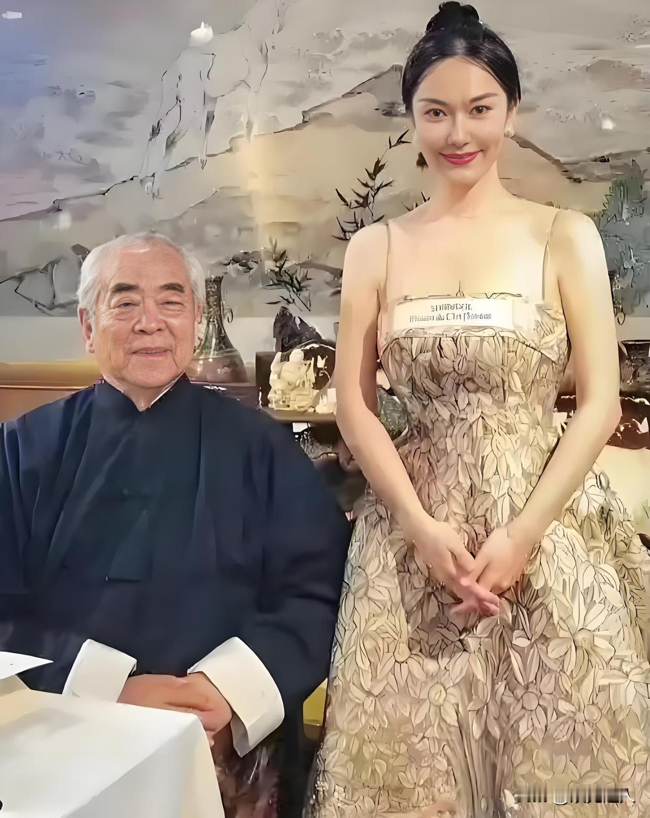 都说男人有钱就爱找年轻漂亮的，范增就是个活生生的例子！87岁高龄还喜提大胖小子，