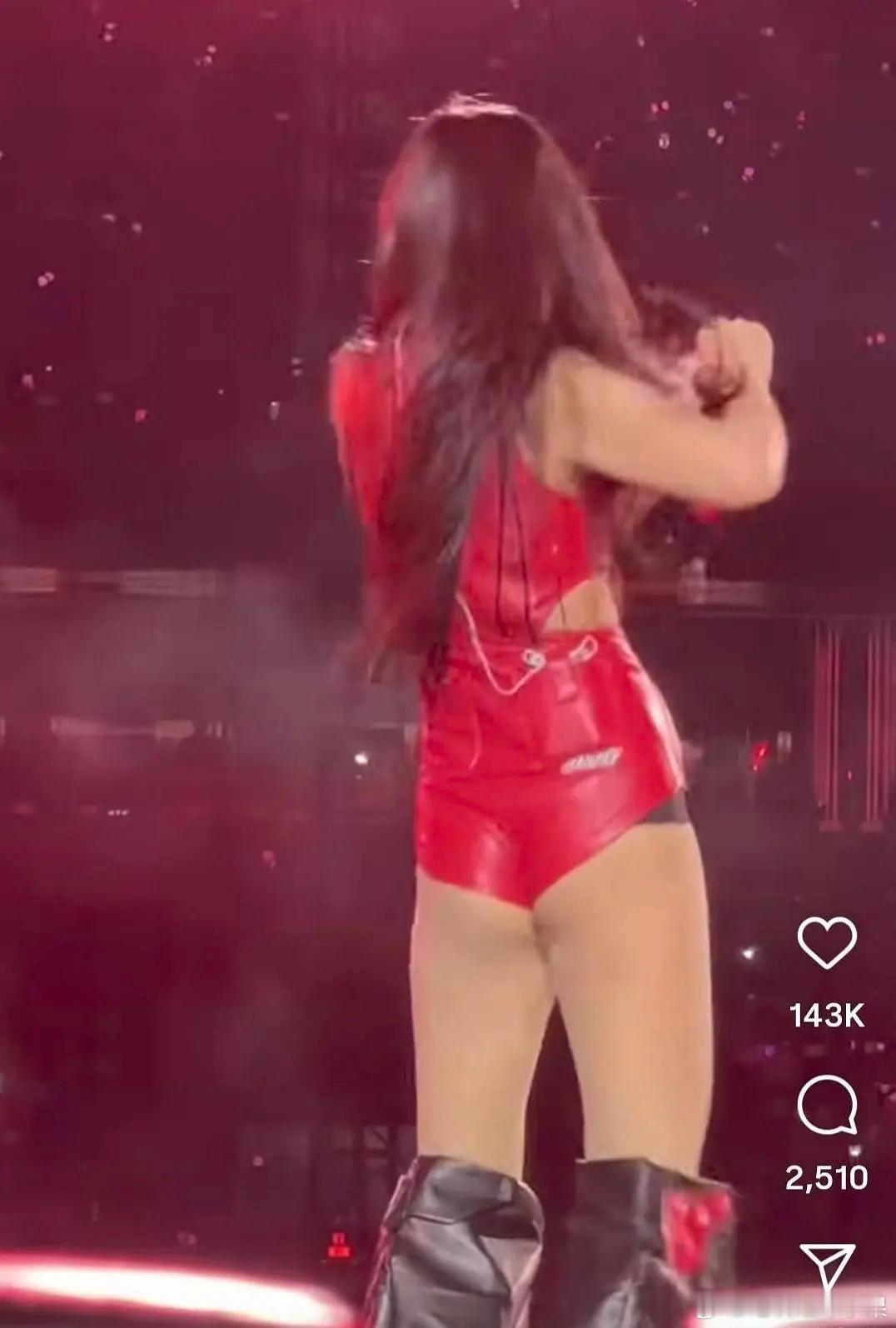 Jennie演唱会服装被粉丝吐槽太儿童毫无美感甚至还给她取了个外号叫“妮卡b