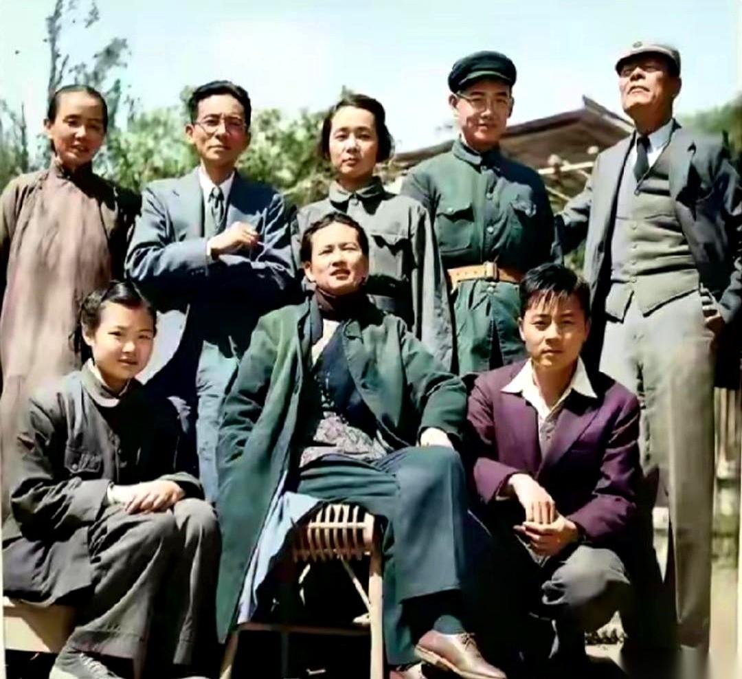 1949年清华园那张著名的全家福，很多人都以为是寻常的家庭合影。但你仔细看，那