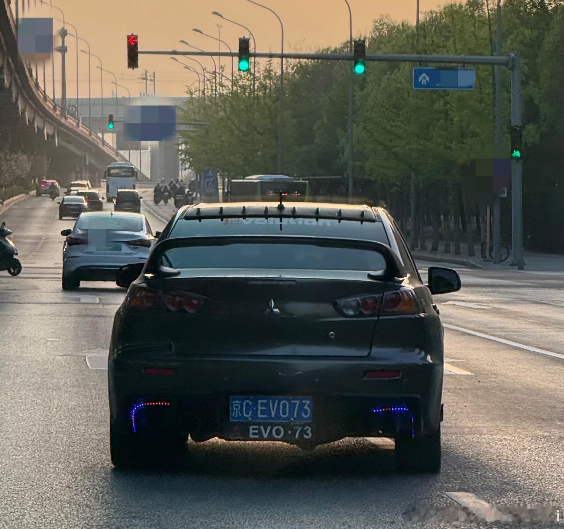 在北京看到很多京J·DMXXX和京C·EV0XX大哥们这牌是真6啊