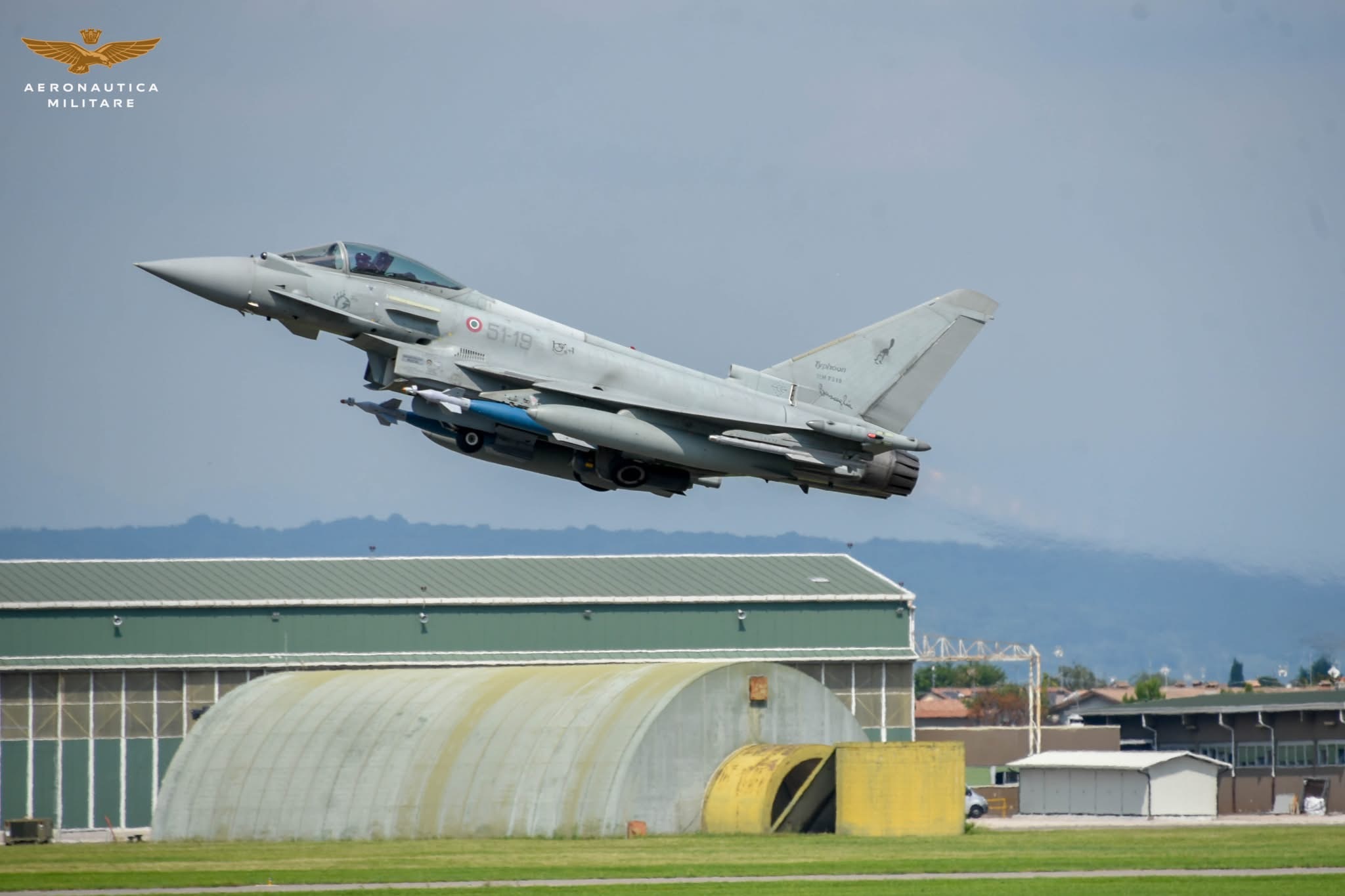 今日台风阿尔卑斯上空的台风意大利空军台风与瑞士空军F18空对空摄影