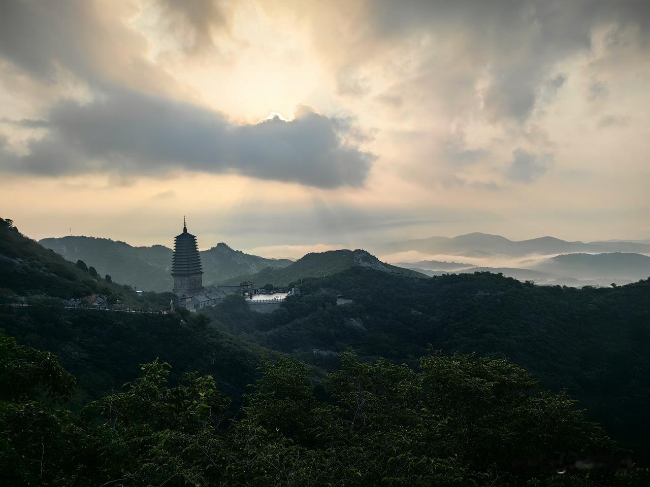扫黑除恶更应拔掉"保护伞"。扫黑除恶，铲除的是社会毒瘤，而保护伞，则是给毒瘤输