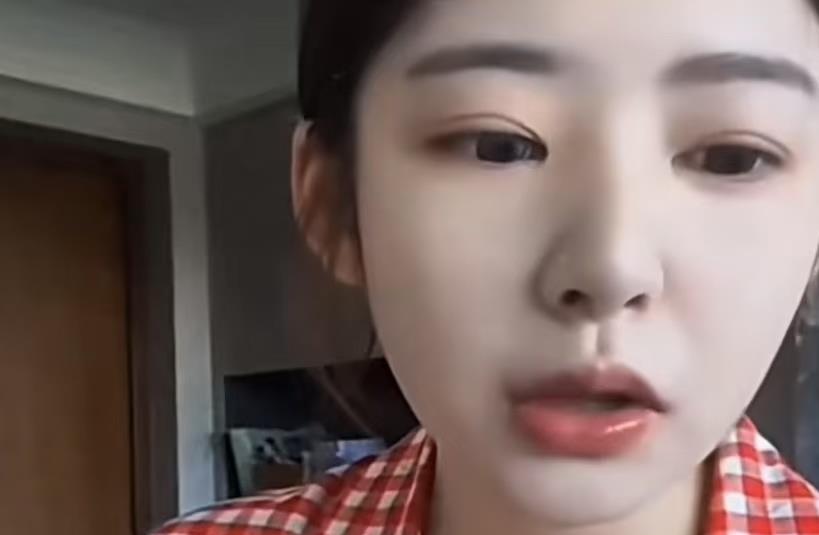 黄一鸣直播被问王思聪看没看闪闪，她说他没来，只和懒懒谈恋爱，抱大腿光明正大。刷