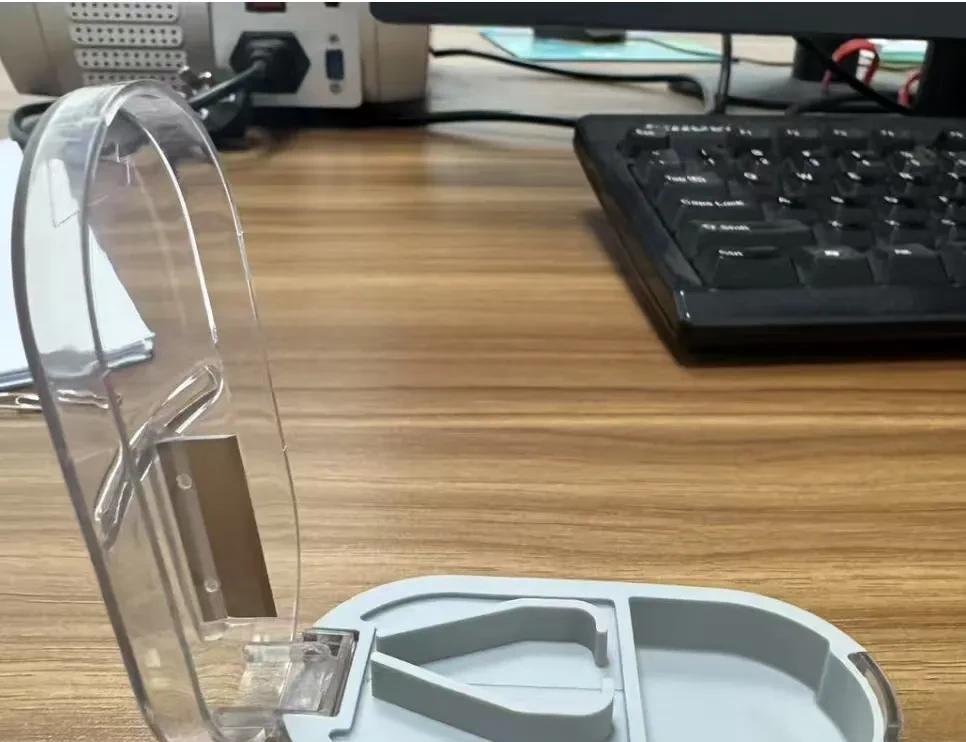 上海，女子和月嫂吵了一架，月嫂看见9个月大的孩子在玩药品切割器，他不小心弄丢了，