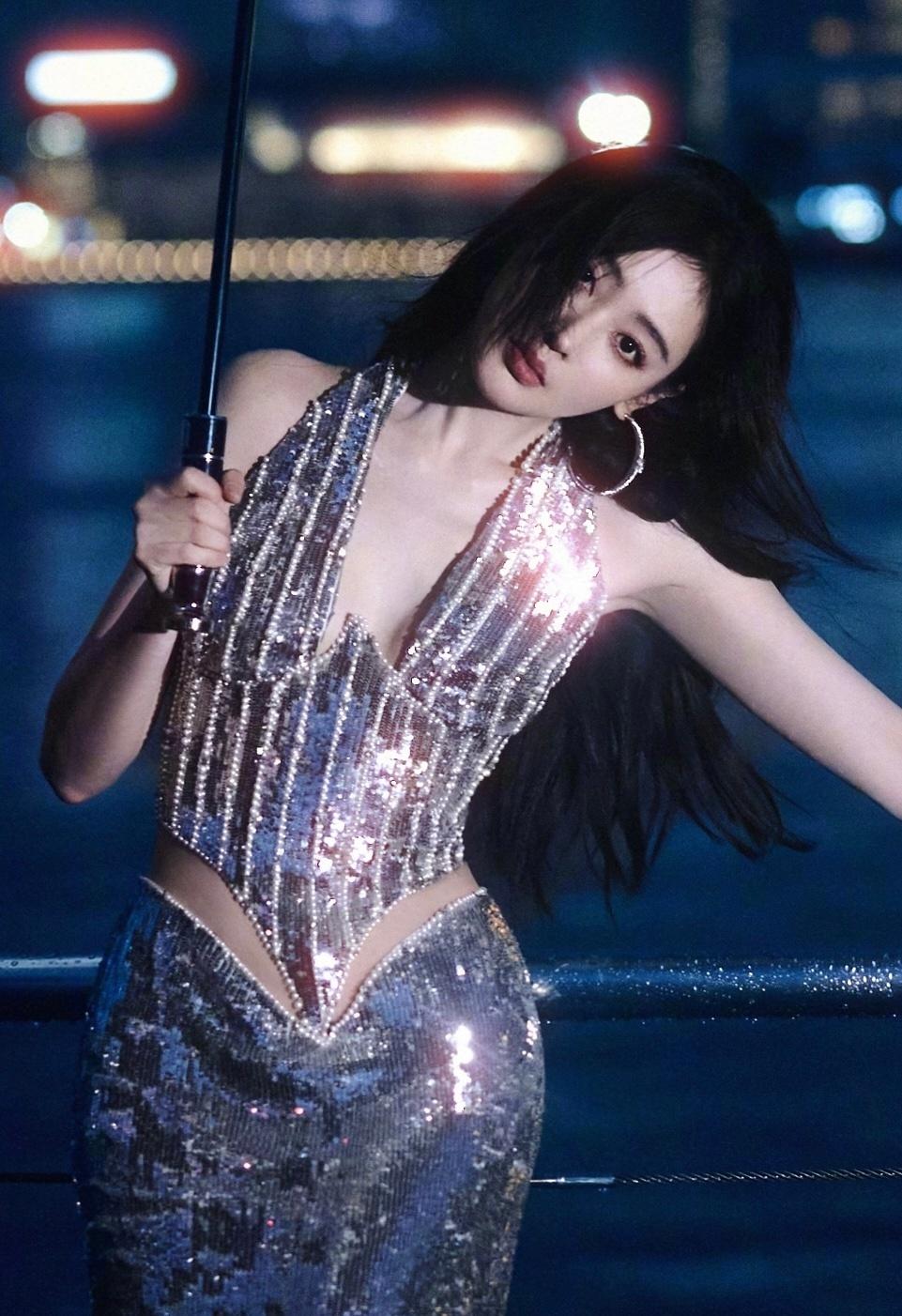 张天爱，一组温柔优雅的裙装穿搭，姐这身材管理太好了吧。张天爱​​​