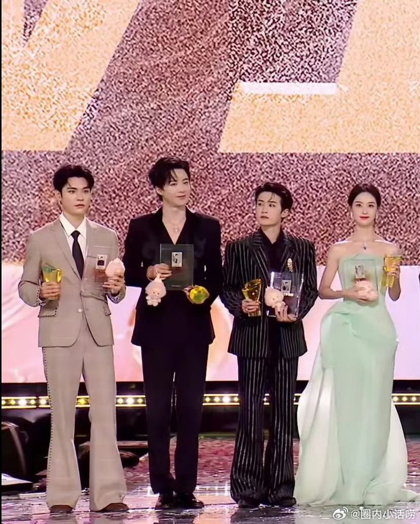 圈内小话檀健次好像每次都穿高跟鞋？