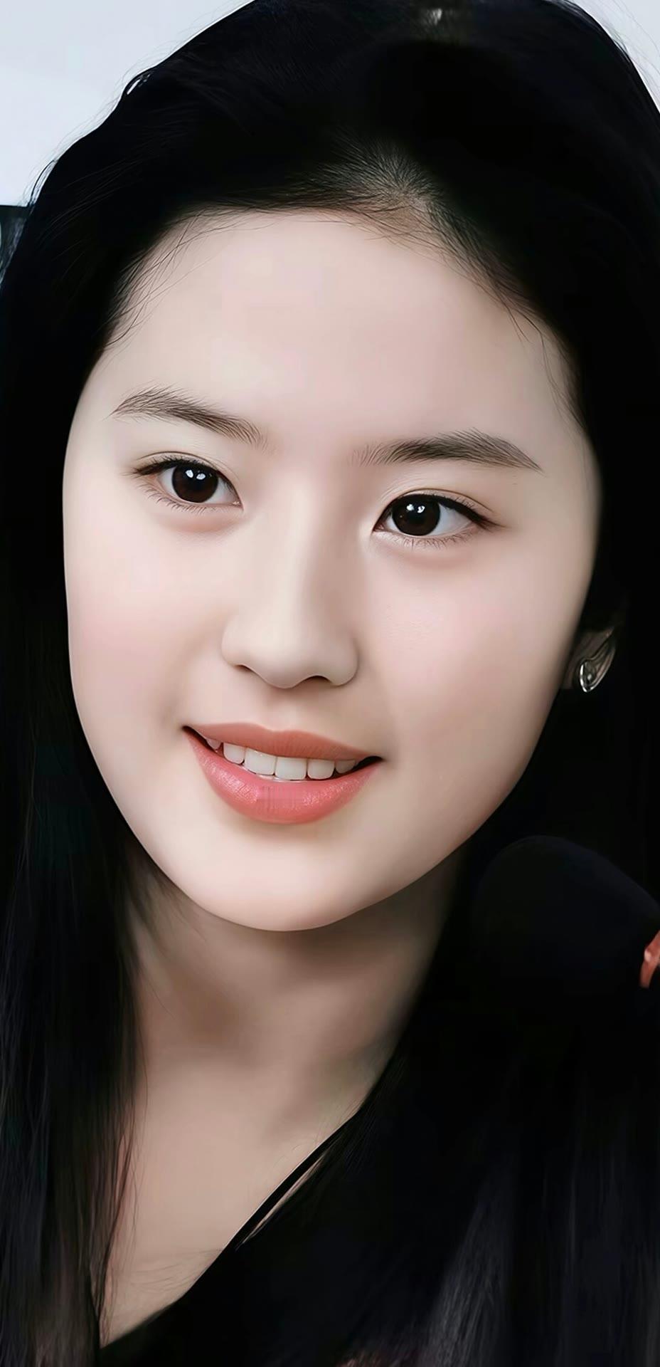 黑发如墨，笑靥如花。