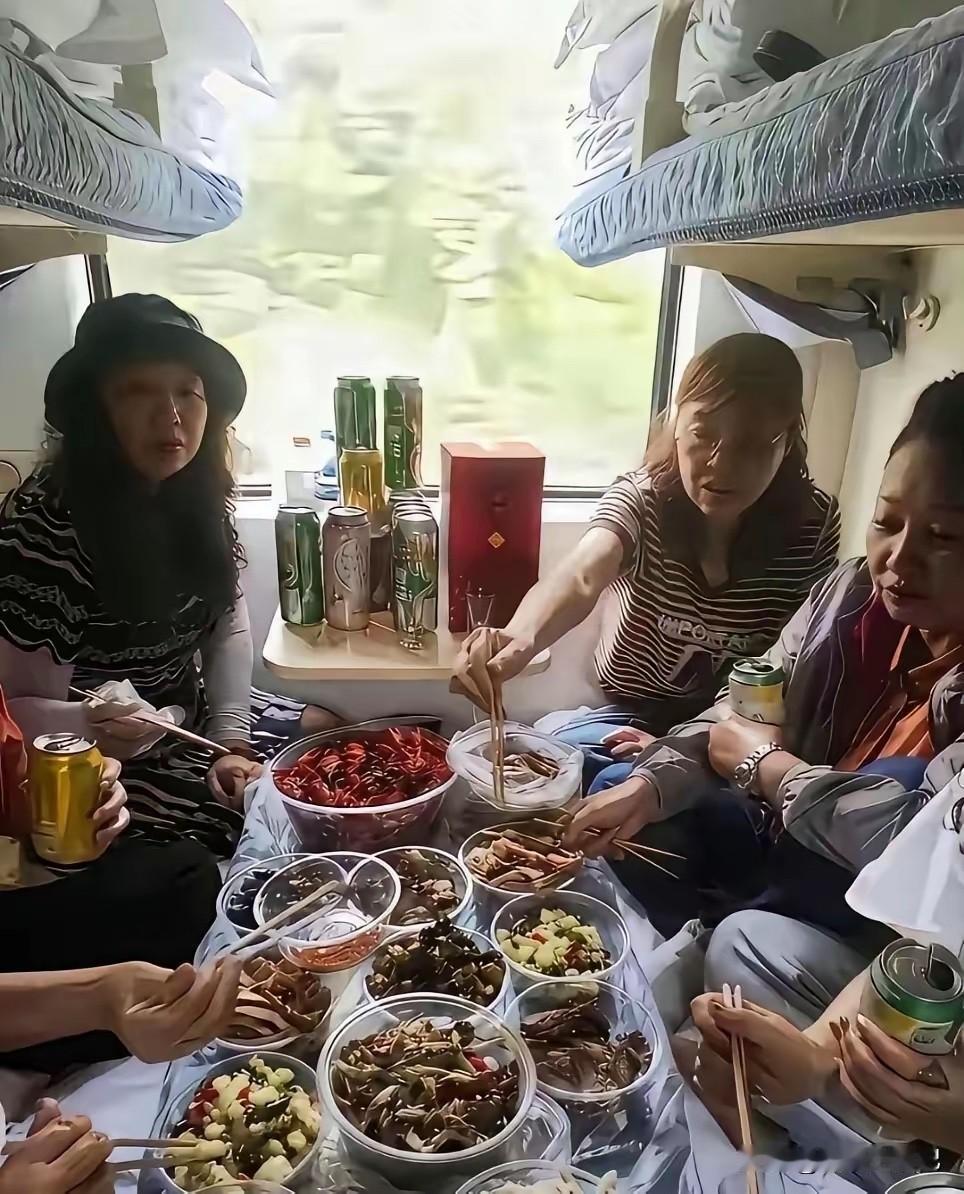 退休大妈们的生活，有钱有闲多自在啊[赞]