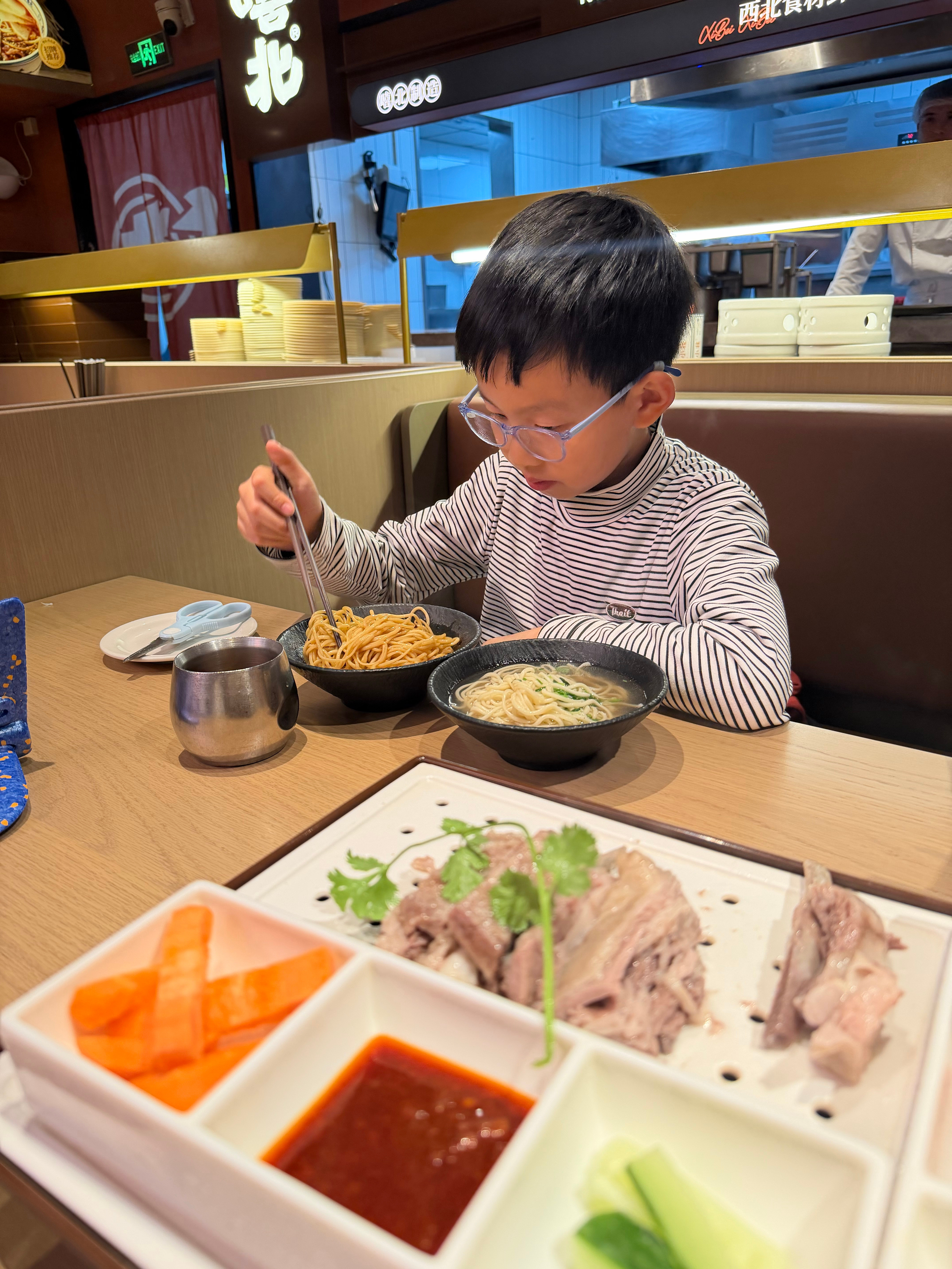 最好吃的面条还是这家一份汤面一份拌面，一份小羊肉