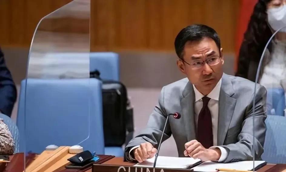 联合国激烈交锋，耿爽罕见大骂美国：美方应该感到羞愧、耻辱！据路透社报道，7月2