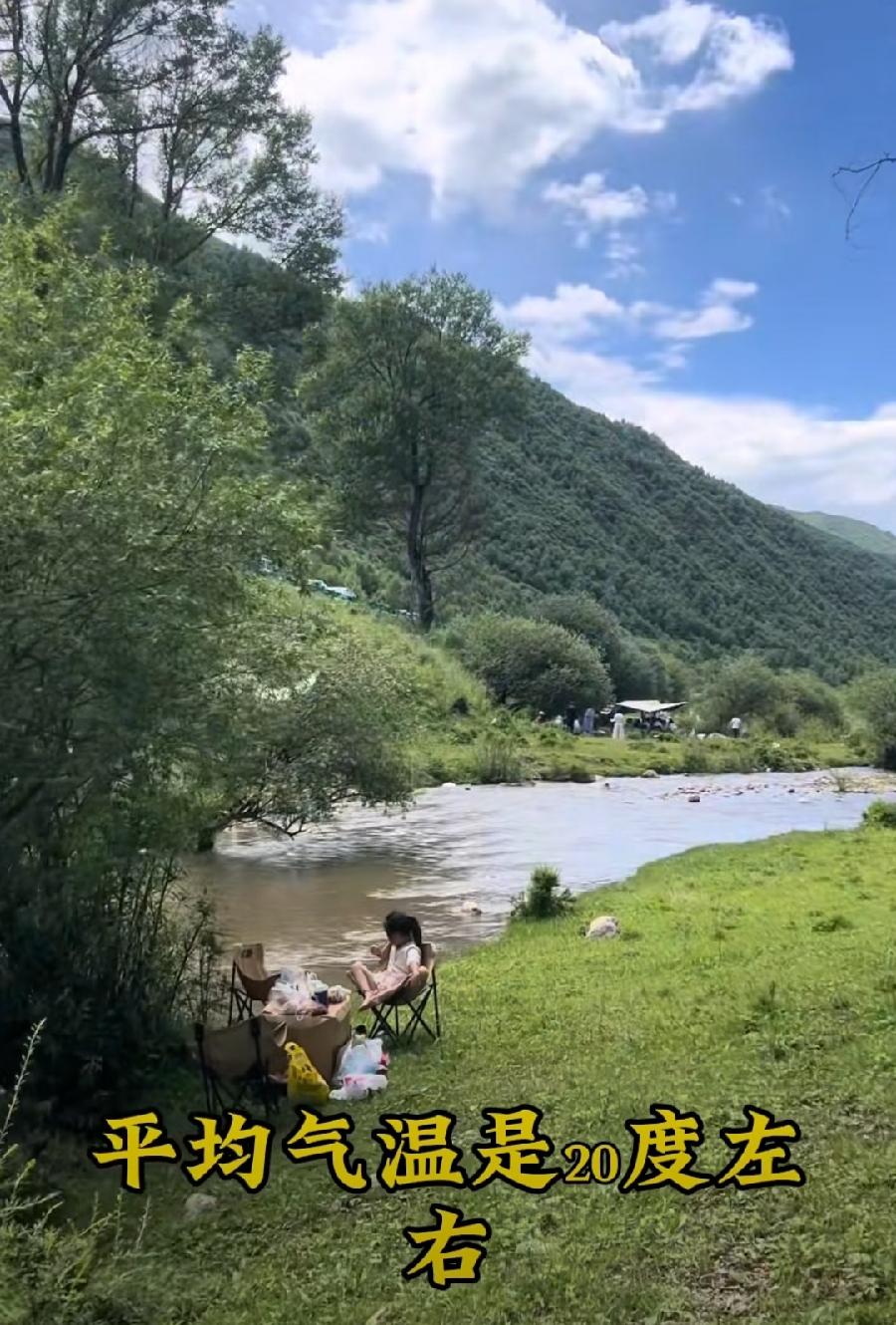 渭源石门山景区，事发前当地旅游博主实拍，在会川镇，山沟流水，山上绿茵媲美大草原，