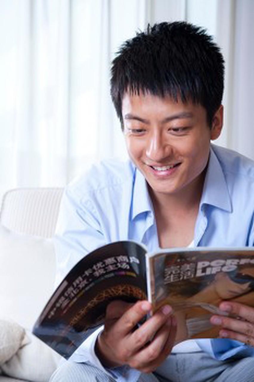 李亚鹏为何坚持卖茶叶李亚鹏扎根茶山卖茶叶，远不止为还清债务。在直播带货的热潮里，