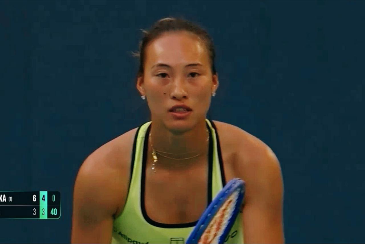 郑钦文虽负萨巴伦卡止步16强，亮点频现展现强劲韧性与斗志