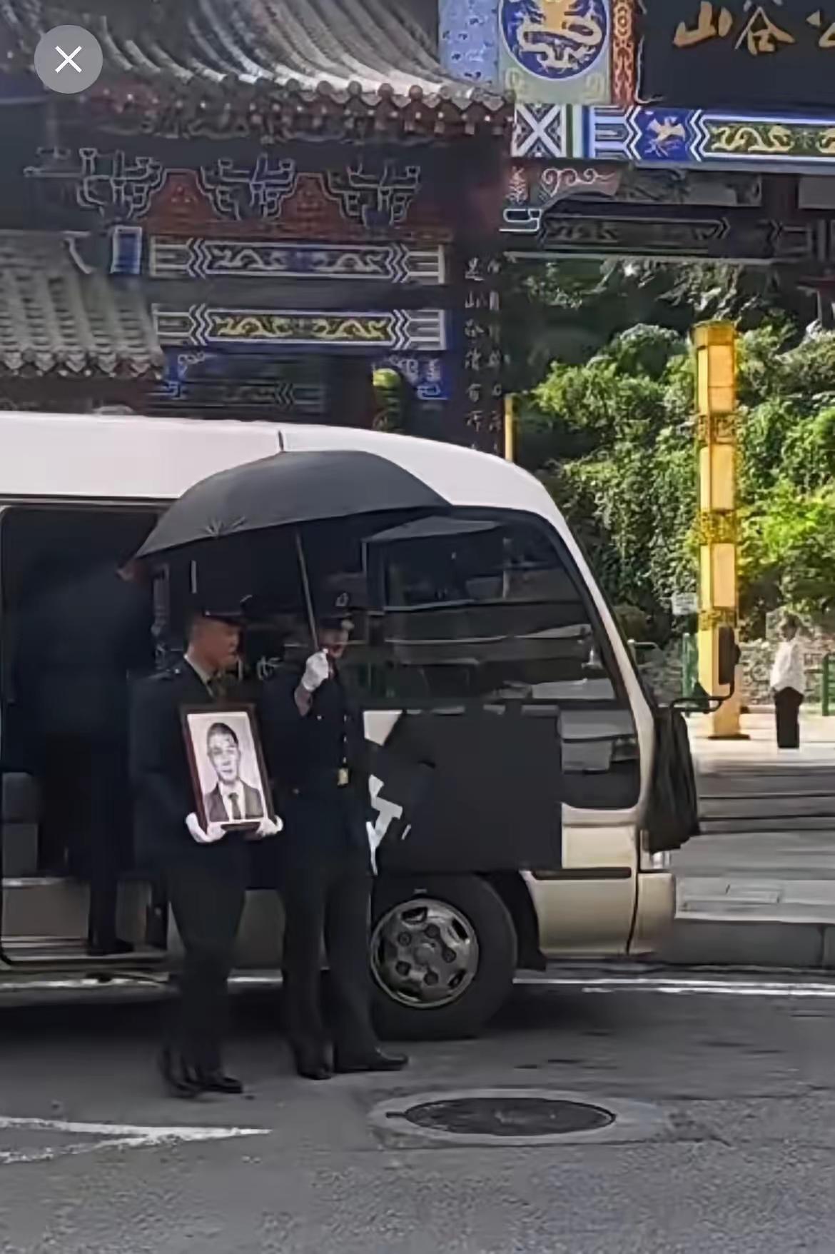 今天重庆彭水网格员龚宝东被安葬在山谷公园烈士墓园里。这个小伙子的事迹真是感人