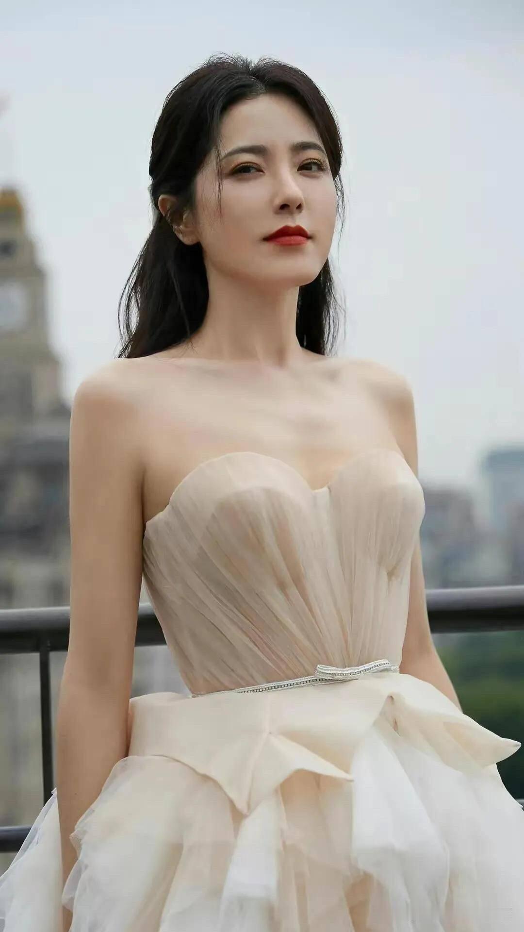 49岁的曾黎五官上看并没有什么特别完美的地方，看着和其他女明星差不多，外形也没有