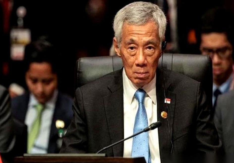 印尼的货船以前去中国，那叫一个憋屈，明明直线距离不算远，却非得绕个大弯先扎进新加