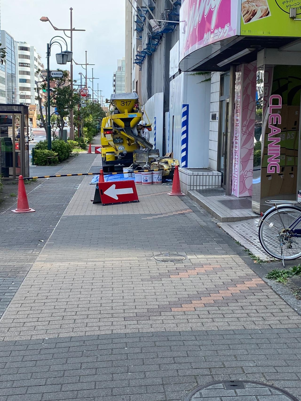 中午检查完项目现场，随便在项目周围逛逛，突然见到一个小混凝土车，觉得很稀奇[呲牙