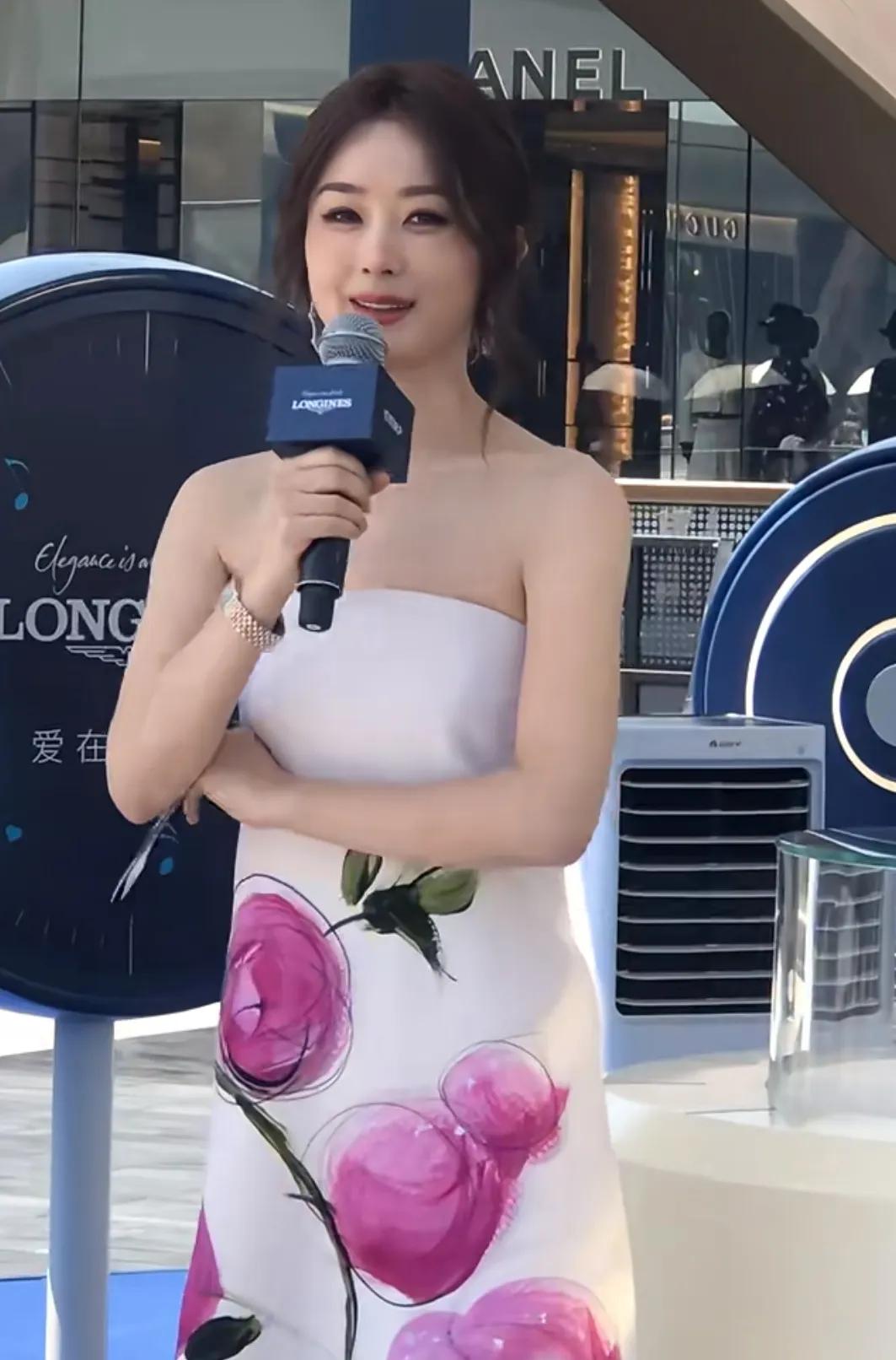 近日赵丽颖成都线下浪琴活动这次造型师是怎么想的呀什么样的人才能撑起这个礼服呀