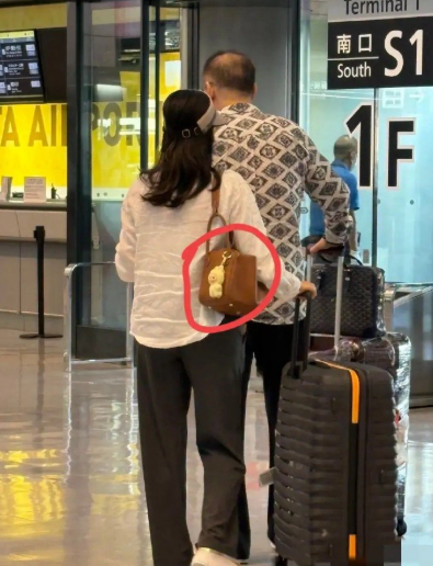 网友机场遇到了大导演陈凯歌和他的美女老婆陈红，大家快看陈红的包，虽然她年纪已经年