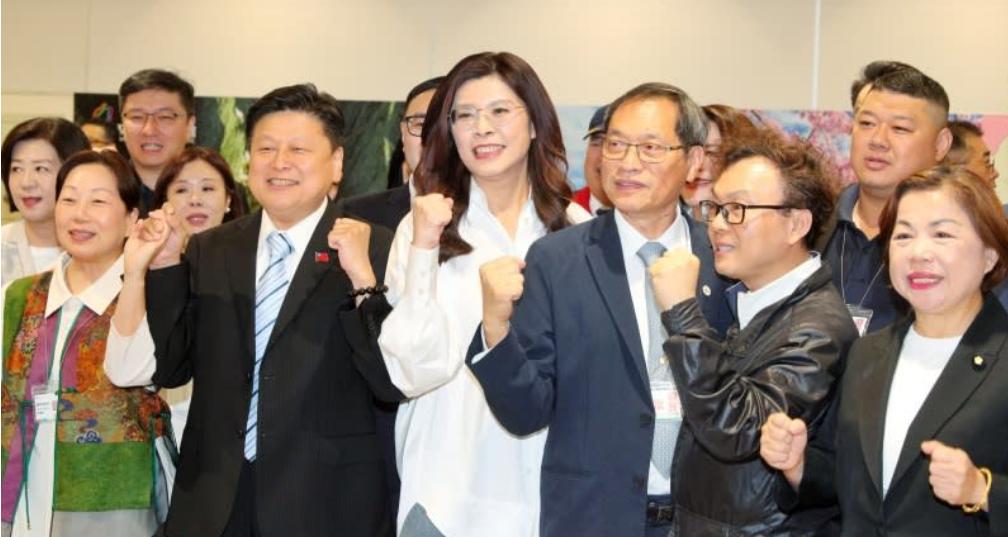 炸锅了！前脚民调还把郑丽文按在4%垫底，后脚她转手就把40多国驻台代表请进国民党