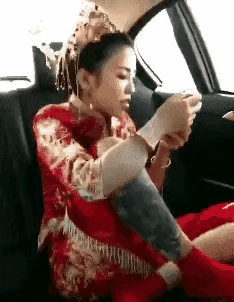新婚车上，新娘一直看着手机在聊天，完全不顾新郎的感受，新郎的眼神看着新娘，再看