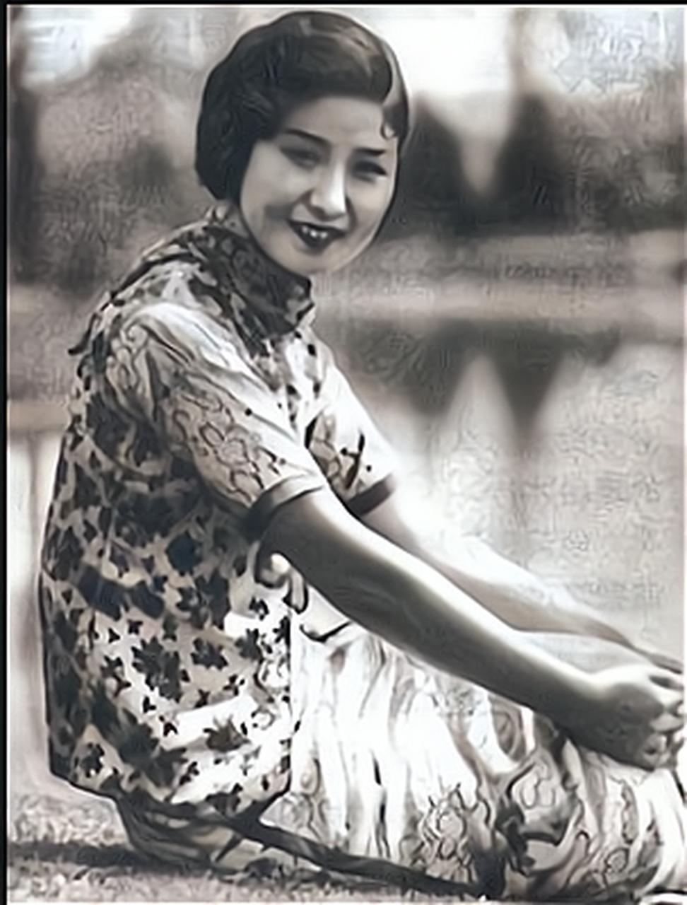 1943年秋天，特务头子李士群突然暴毙，尸骨未寒，风言风语却先一步飘上街头。他老