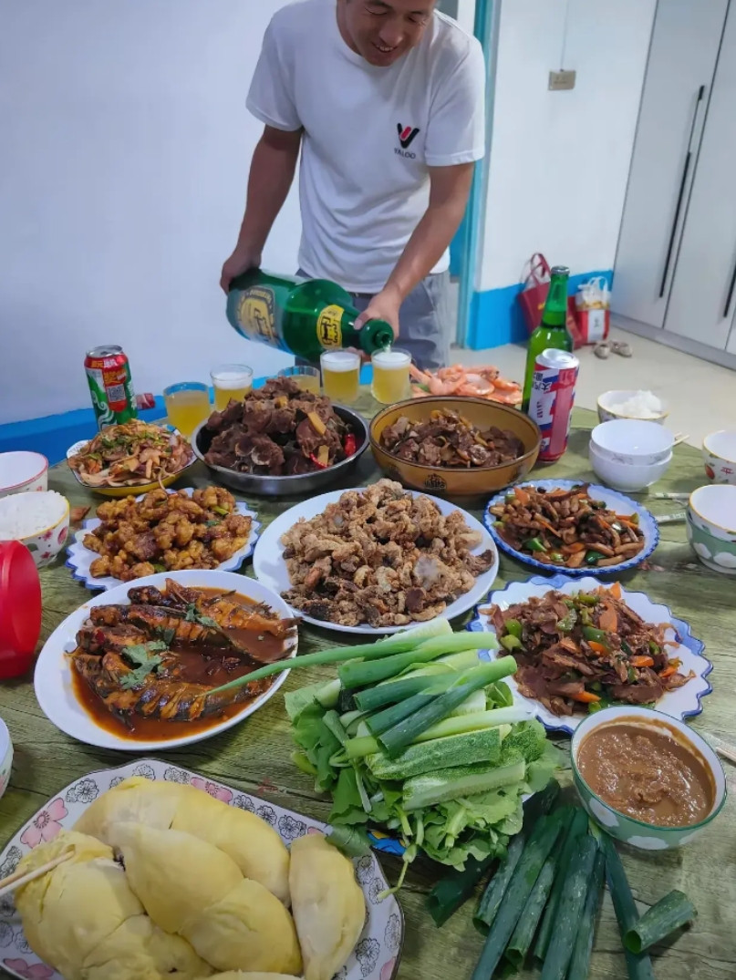 有没有东北的朋友？你能报出这桌上几个菜名？看起来实在太有食欲了。
