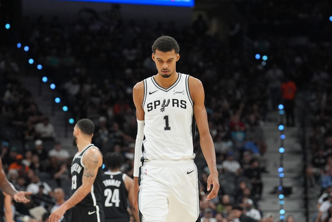 文班亚马略显稚嫩状态低迷，卢卡神勇数据全面单核带队湖人主场118:116险胜马刺