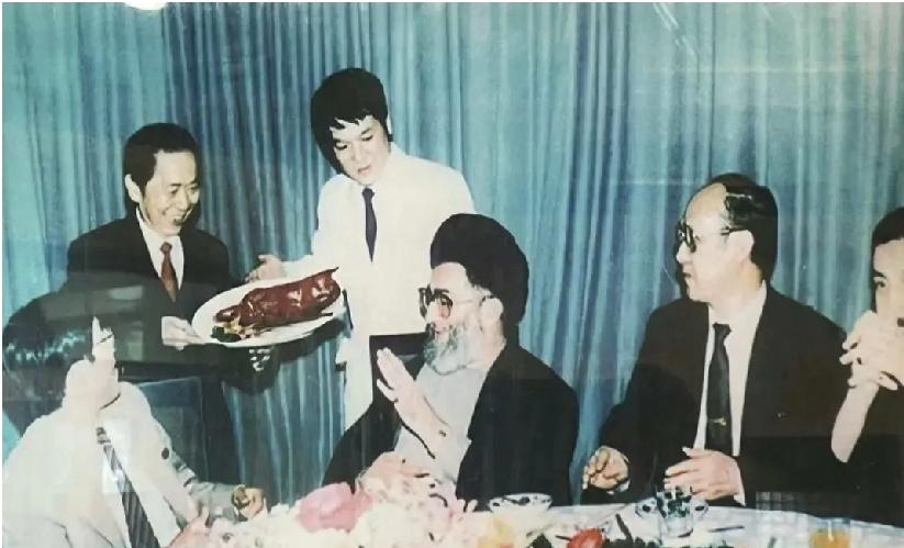 哈梅内伊在北京吃烤鸭，宾客间礼节很周到；他还登上长城留影，目测他的心情很不错。