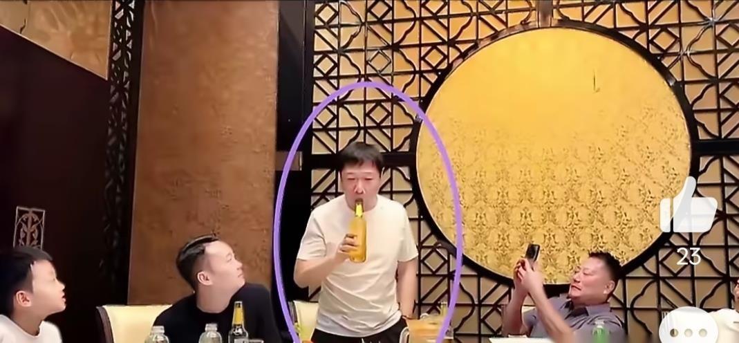 贾冰在成都包间跟老战友喝顿酒，被同桌称兄道弟的人藏手机偷录1分42秒发到网上，3