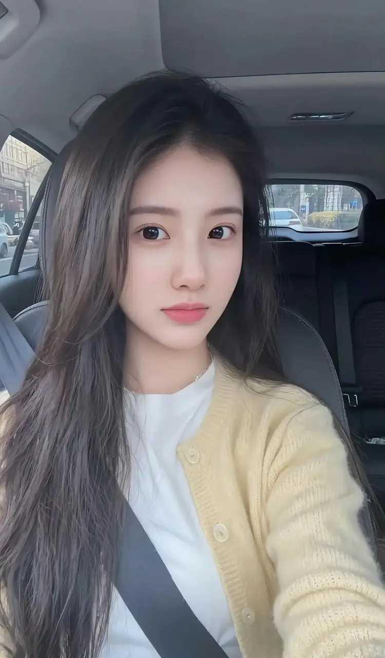 一个30岁的男子，跟一个33岁女相亲，约她晚上见见面。女子说，晚上有一场羽毛球