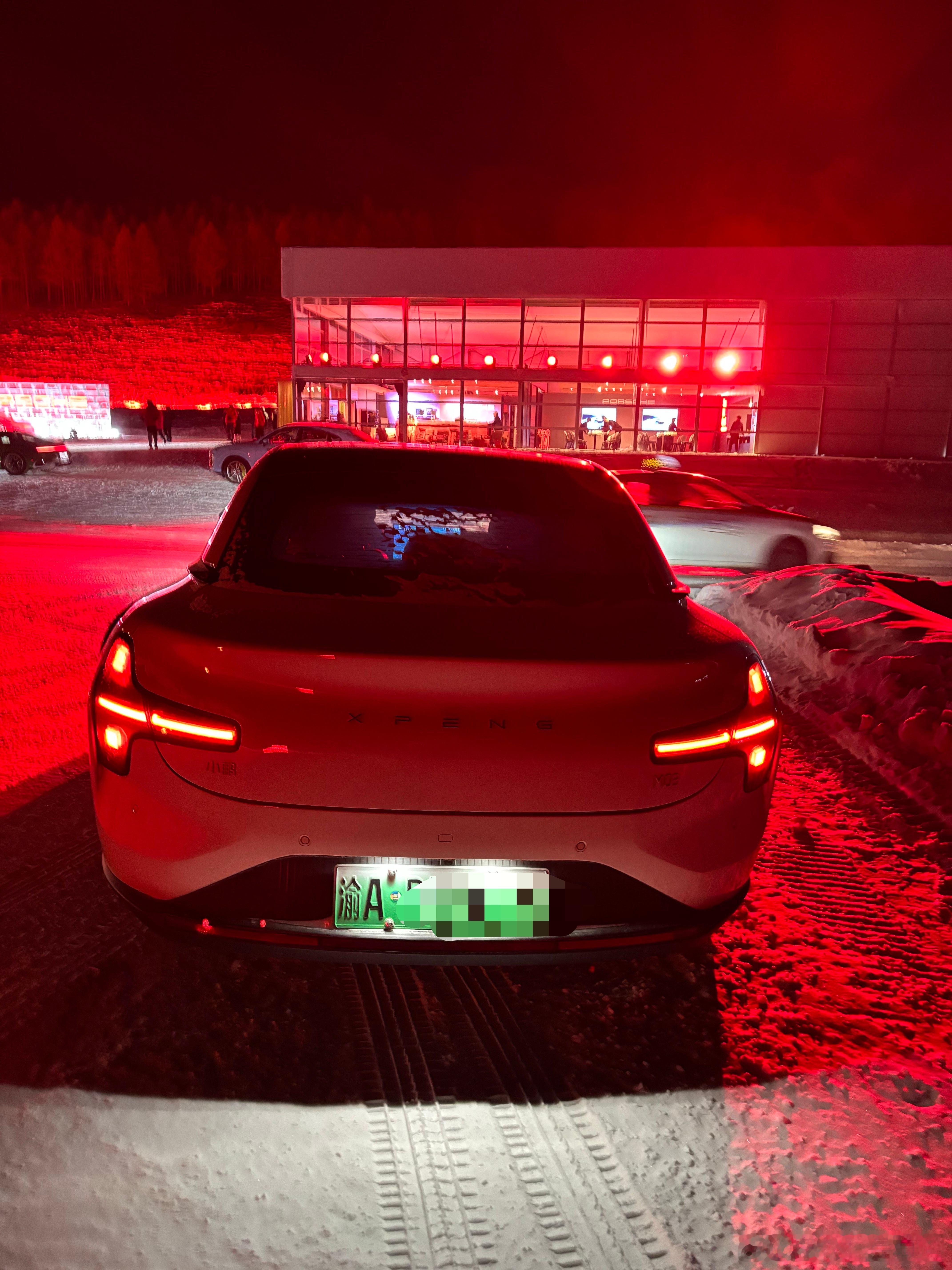 很难想象，在零下30度的牙克石，竟然看到了一辆小鹏MONA03，而且是成都牌照