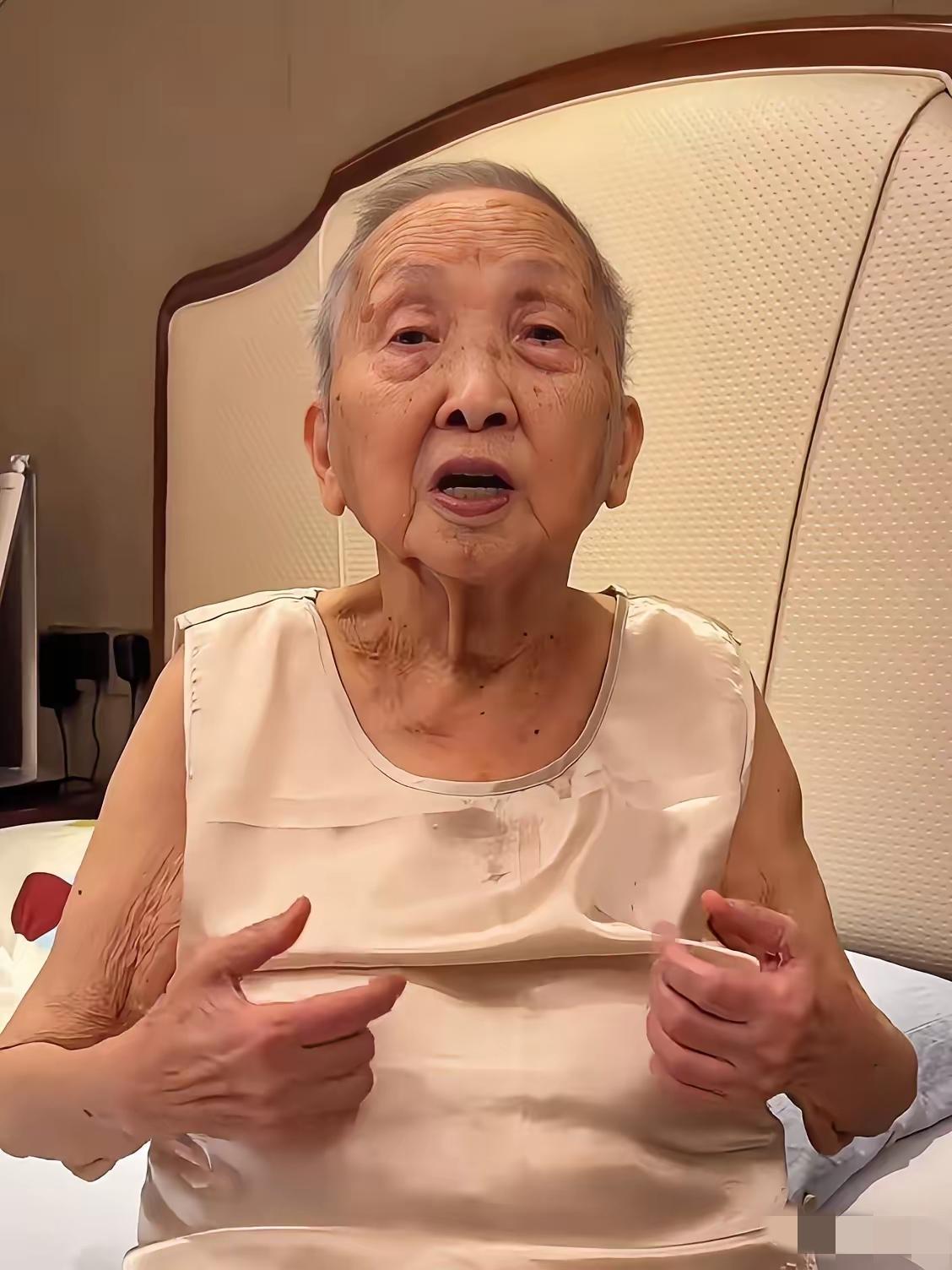 一位百岁奶奶给老年朋友们的忠告：​“不要摔跤，不要摔跤，千万不要摔跤！”​