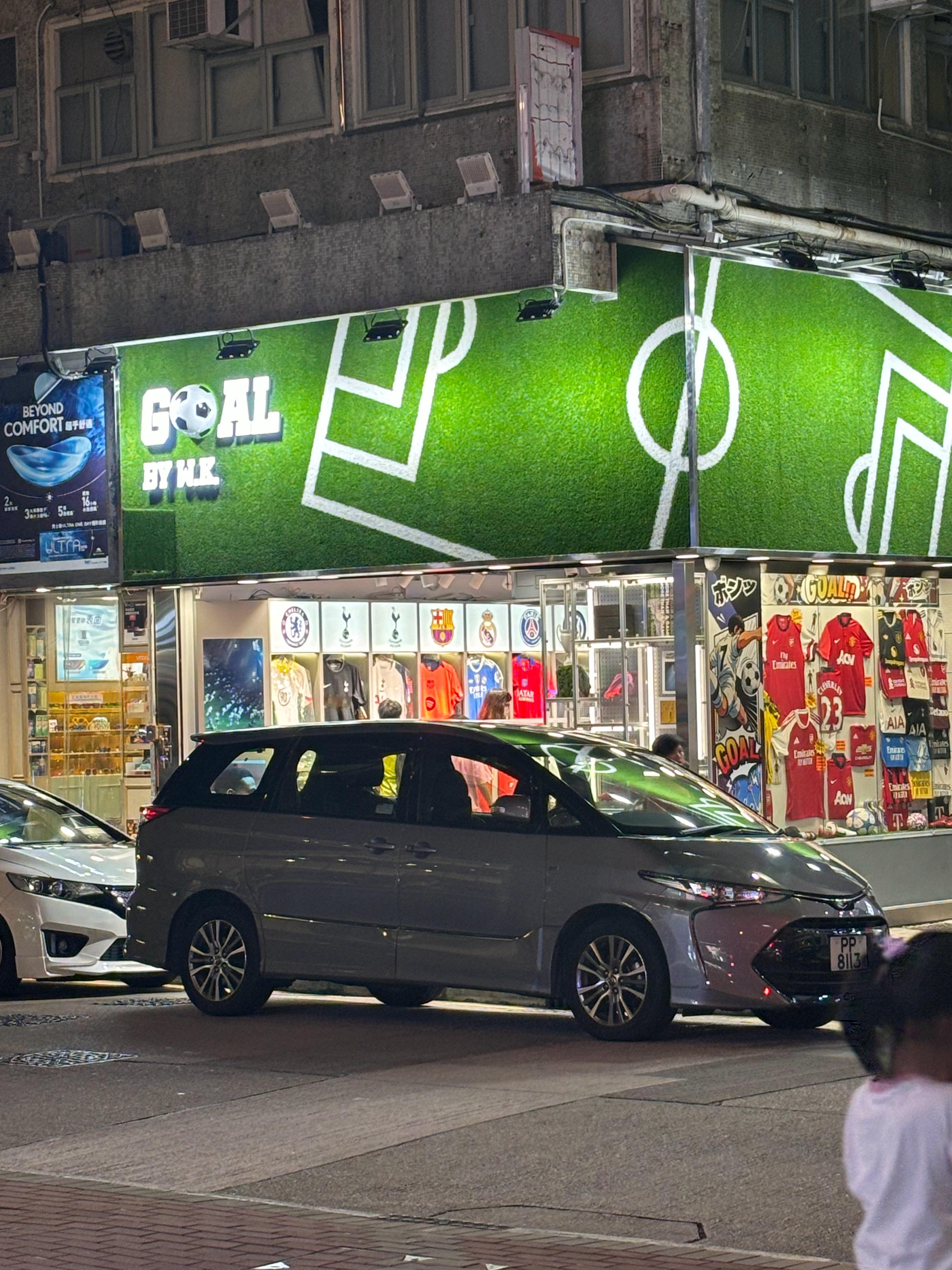 香港基本都是丰田本田的车不过偶尔能看到比亚迪不得不说，白牌比亚迪是真的帅啊[加油