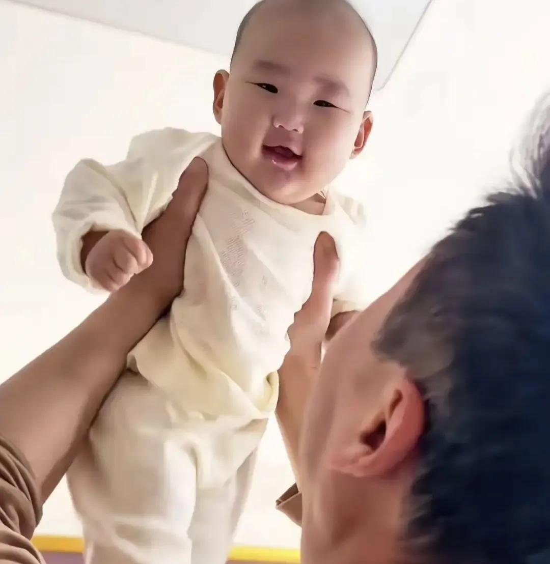 歌唱家耿为华老来得子，女儿继承了妻子基因，生下来就含着金钥匙歌唱家耿为华在55
