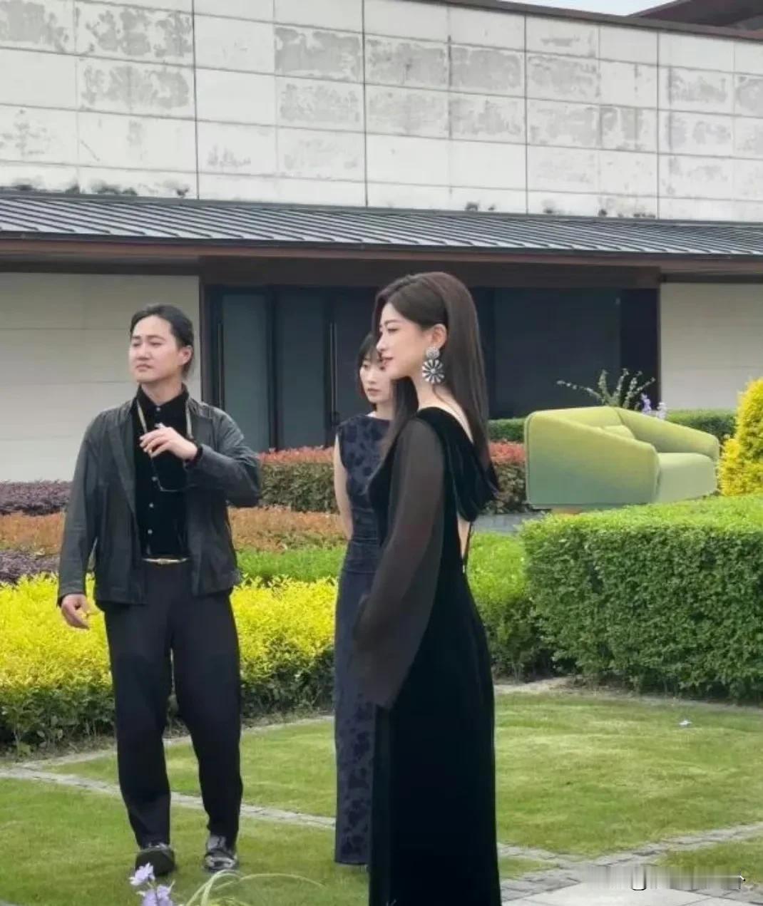她真的是每次亮相都是女人味十足哈，仪态也不错呢。