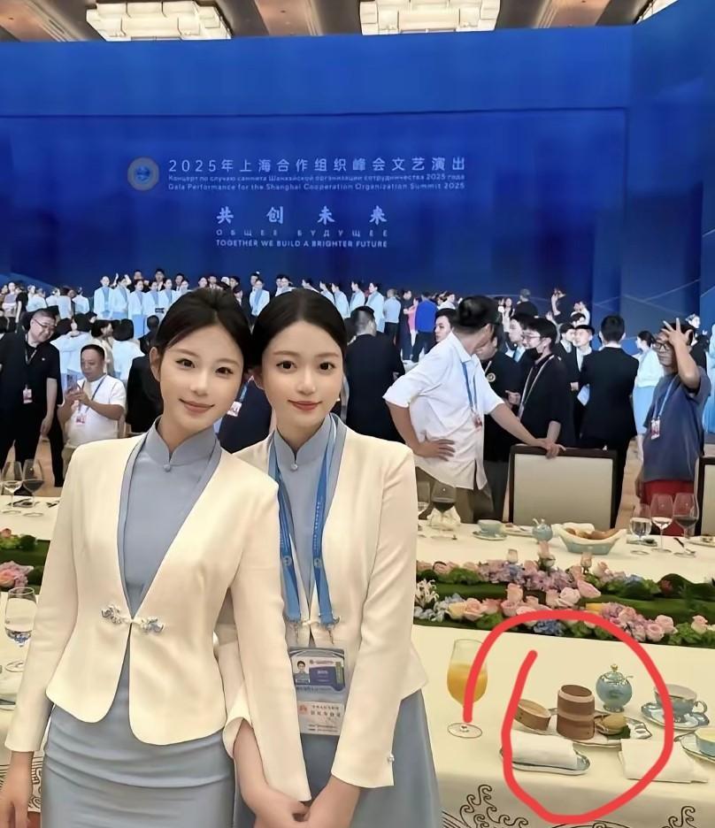 狗不理，端上上合餐桌！天津名吃狗不理包子，看样子是被上合嘉宾们品尝过了。从这张