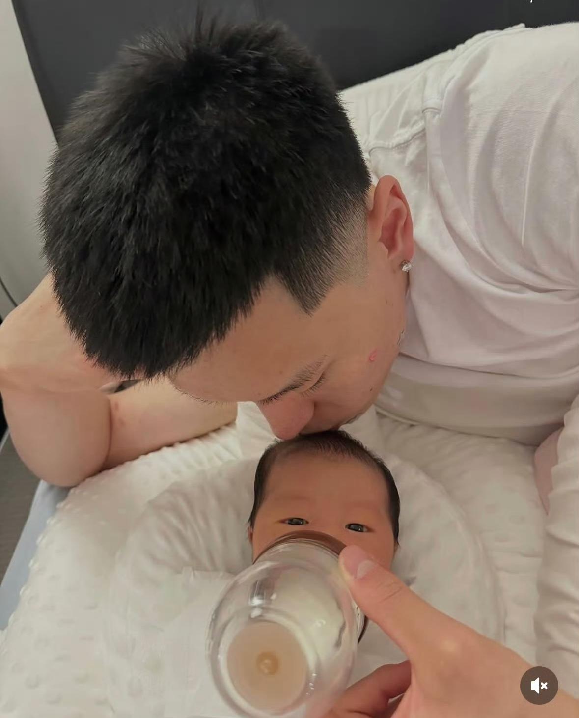 李弘权发文分享一家人的温馨时刻，说我们最好的部分。近日，上海久事男篮队员李弘