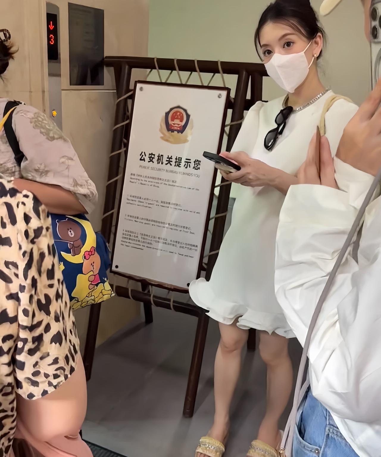 近日，有位网友偶遇郭富城的老婆，方媛怀三胎现身云南的画面。方媛扎着丸子头，身穿