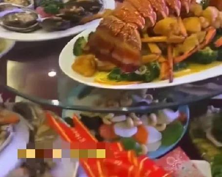 邻居家小伙终于要结婚了，父母开心的不得了！尽管女方要了18.8万的彩礼，可结婚当