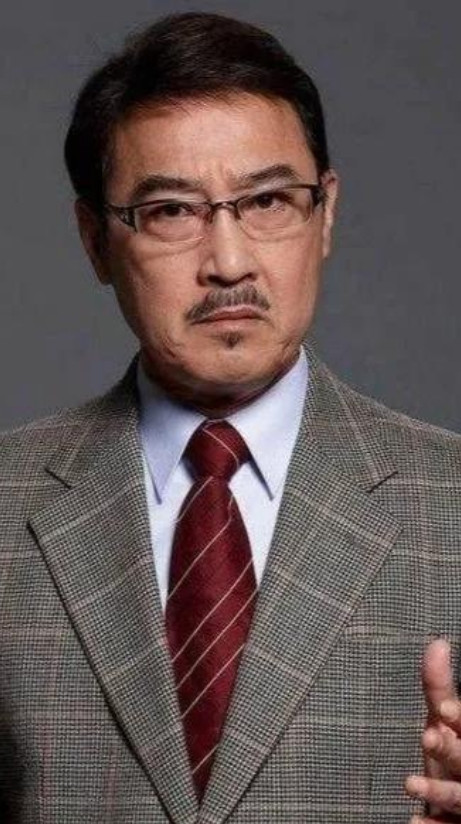 又廷的父亲赵树海有很强的细节控，在高圆圆摆放茶杯时，赵树海的要求是要整齐，把手还