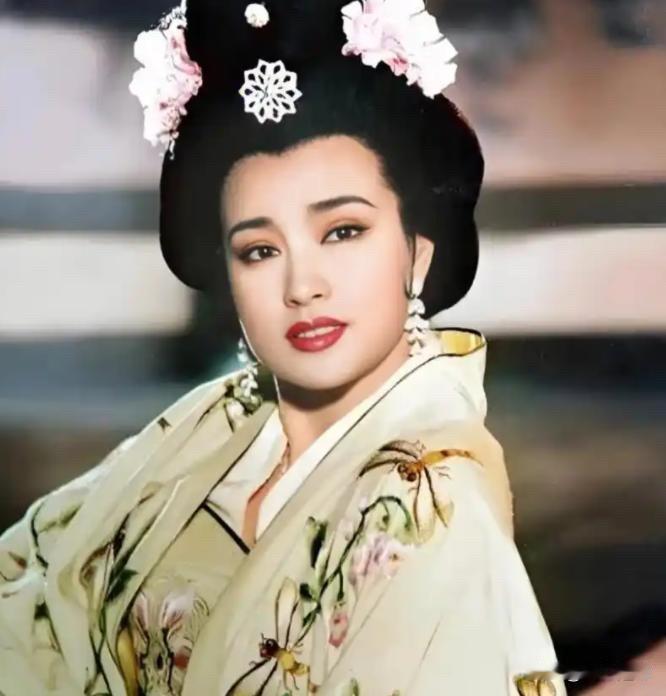 近日，刘晓庆在鲁豫的专访里直言：不生孩子，是我自己选的人生。她的超前思想震惊了鲁