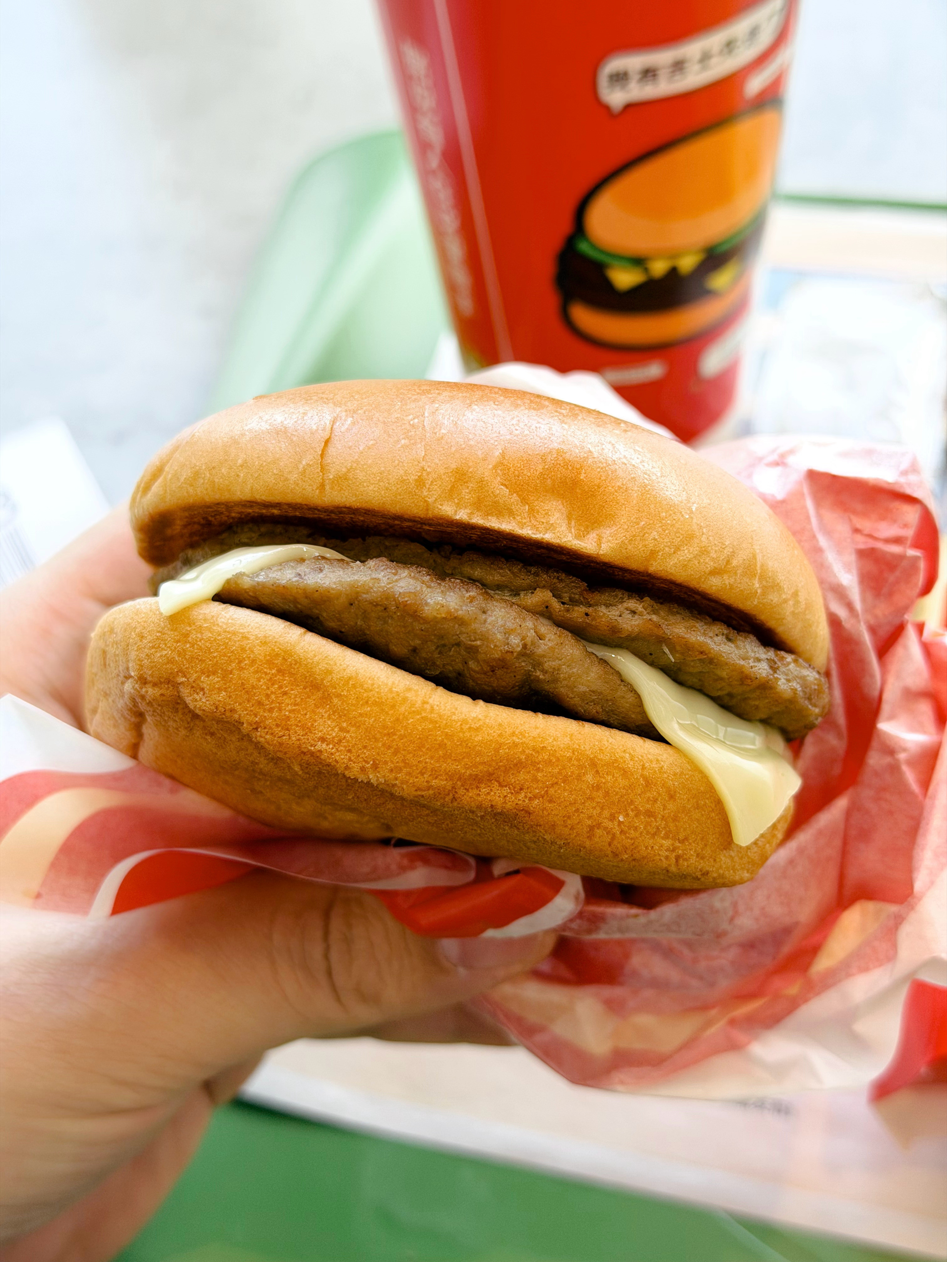 尝试了一下麦当劳的牛魔王芝士蘑菇双牛堡，我竟然都不知道是啥时候的新品这汉堡整体来