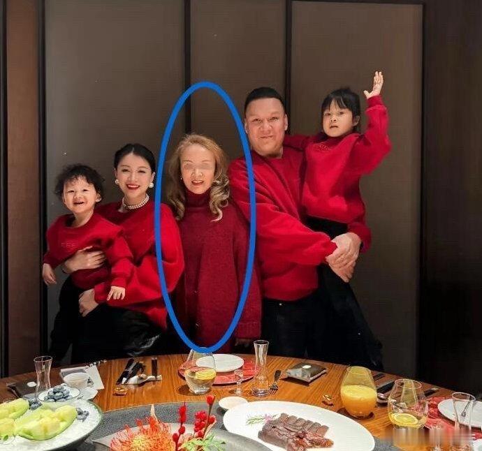李嘉格全家福曝光，婆婆C位抢镜，面相显强势！婆媳曾不对付，婚礼无交流，彩礼风波后