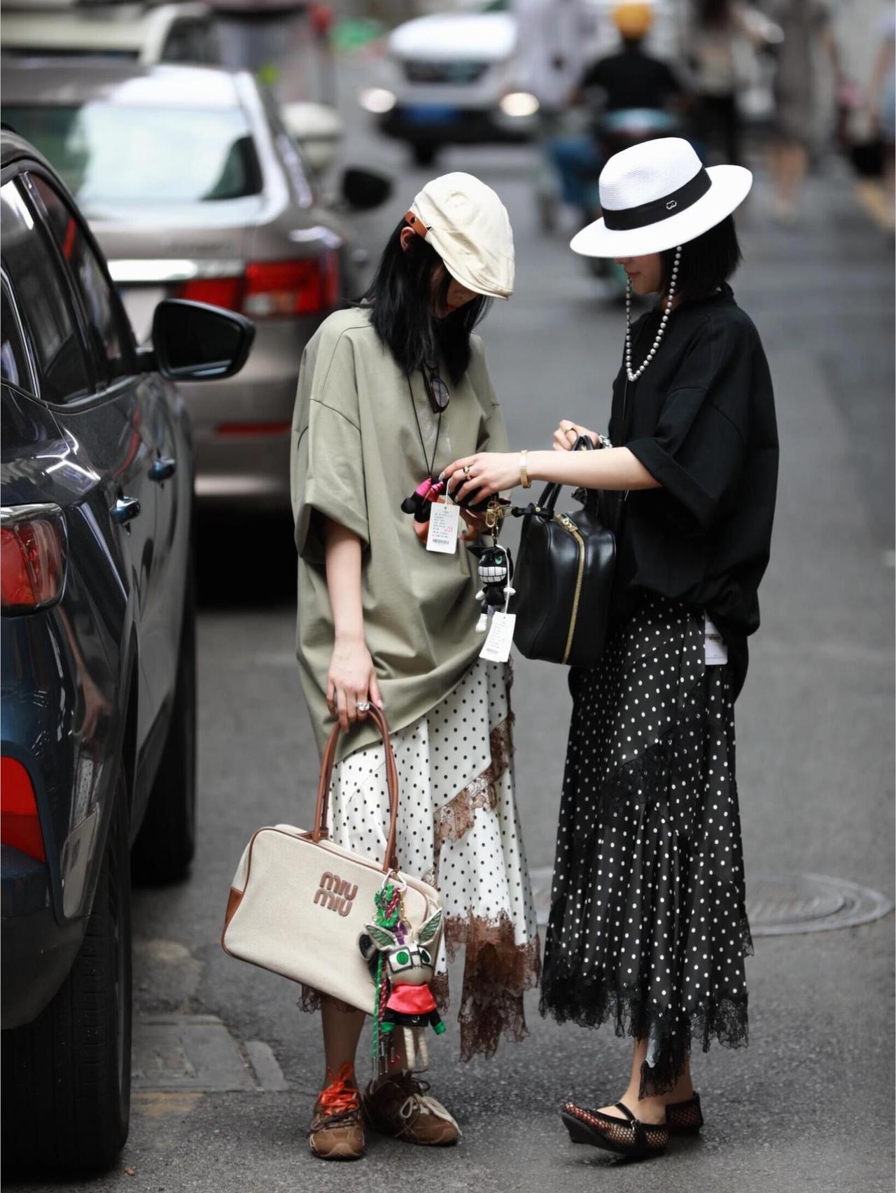 五一出游就这么穿吧，减龄洋气！松弛感的穿搭自带青春活力，oversizeT恤、